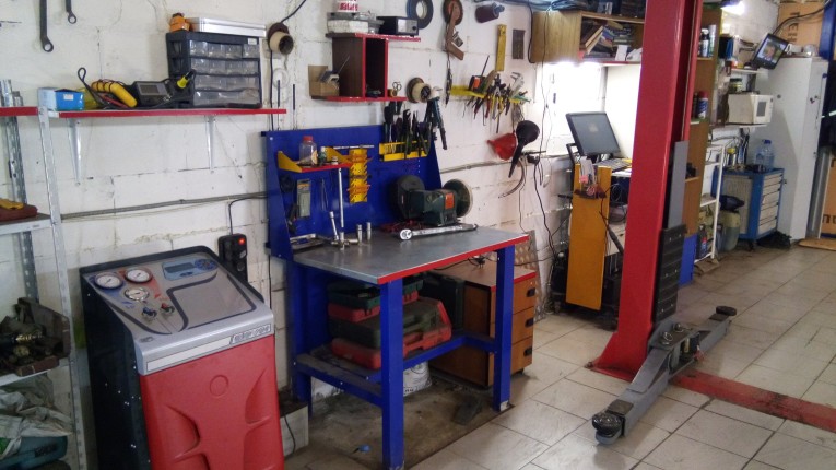 Верстак-стол бестумбовый ВП-1 с экраном купить в Челябинске Верстак-стол бестумбовый ВП-1 с экраном купить в Челябинске